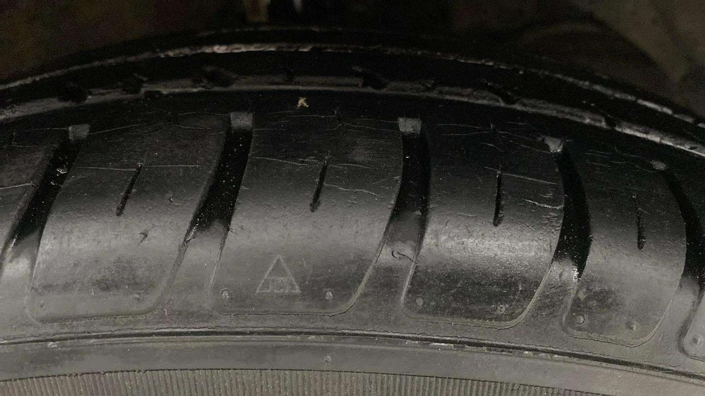 2018 Maruti Dzire VXI, Petrol, Manual, 32,649 km, Left Front Tyre Tread
