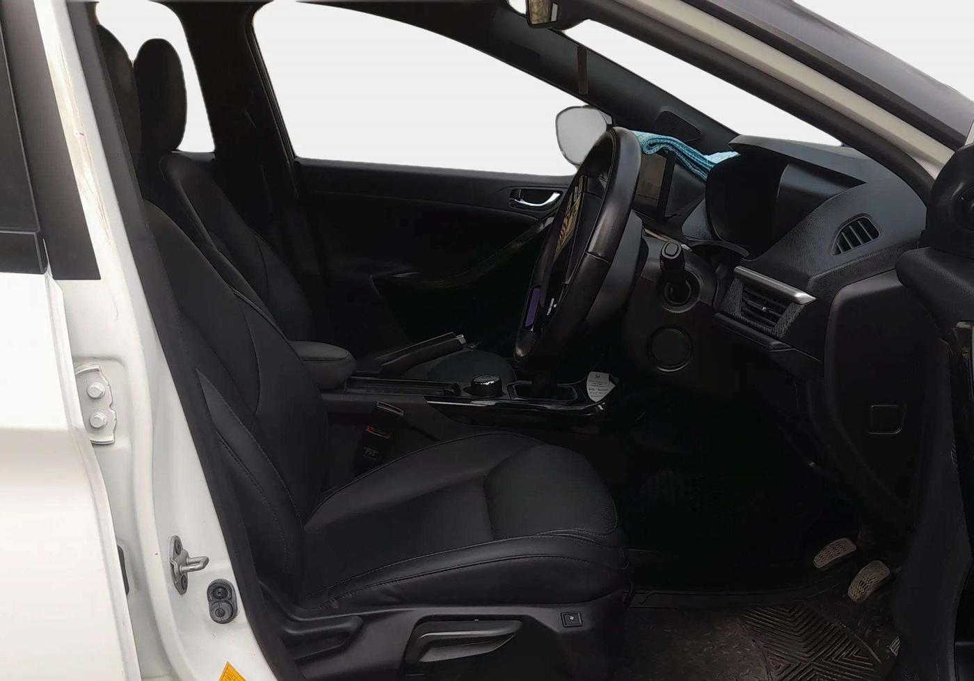 2023 Tata NEXON FEARLESS + S P MT, Petrol, Manual, 28,739 km, Right Side Front Door Cabin