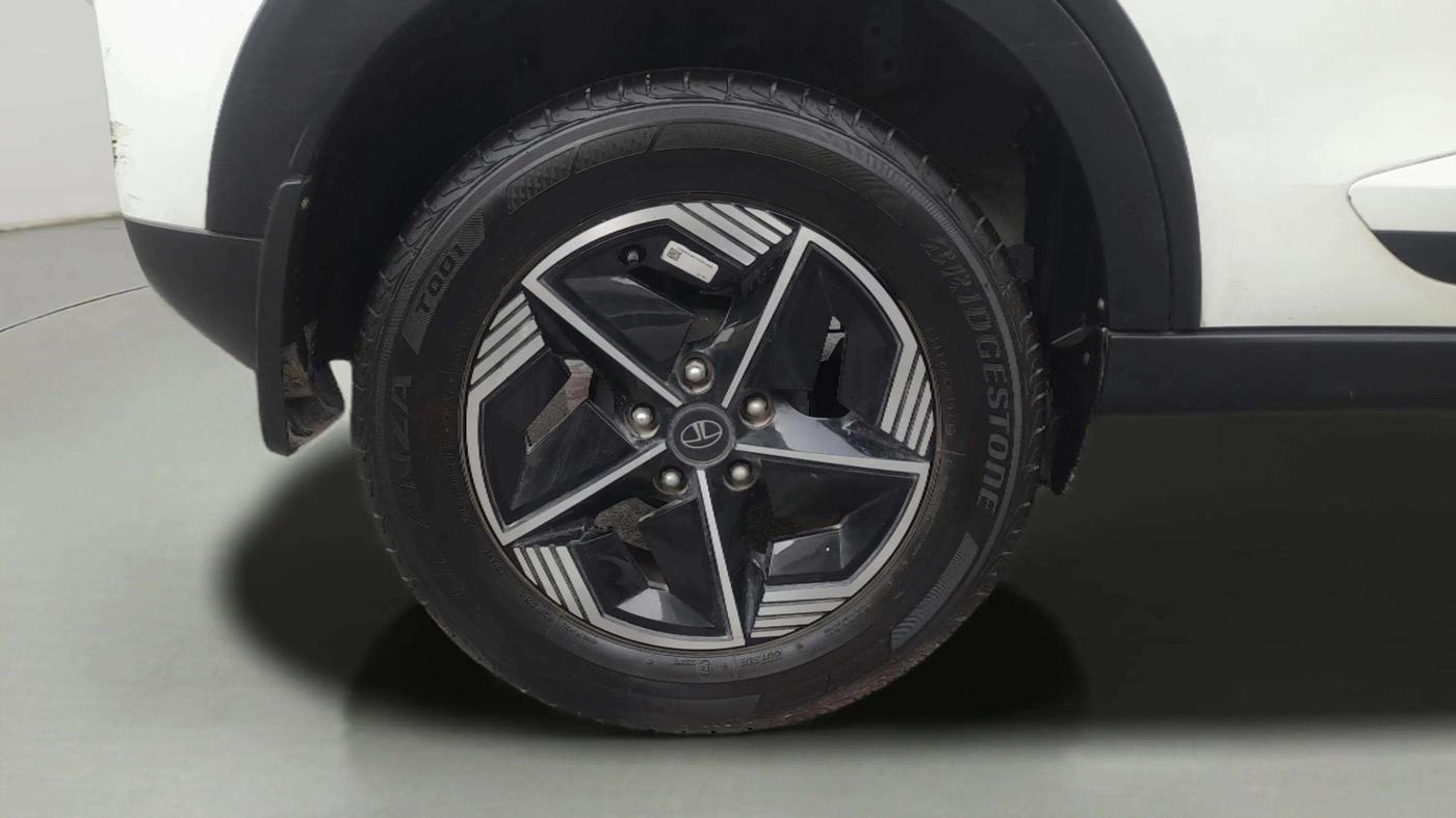 2023 Tata NEXON FEARLESS + S P MT, Petrol, Manual, 28,739 km, Right Rear Wheel