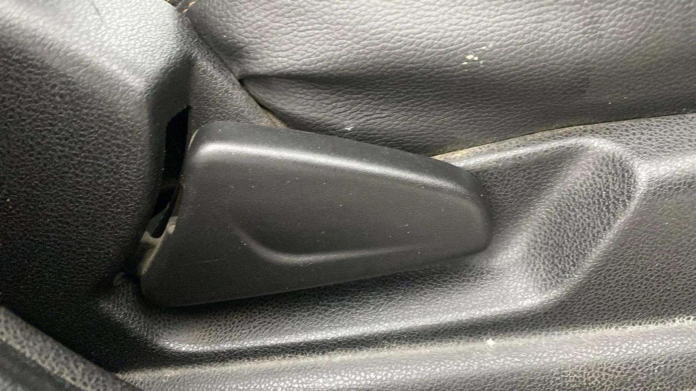 2017 Renault Kwid RXL 1.0 AMT, Petrol, Automatic, 38,944 km, Driver Side Adjustment Panel