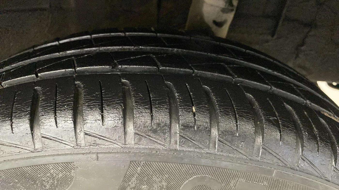 2019 Renault Kwid RXT 1.0 (O), Petrol, Manual, 38,298 km, Left Rear Tyre Tread