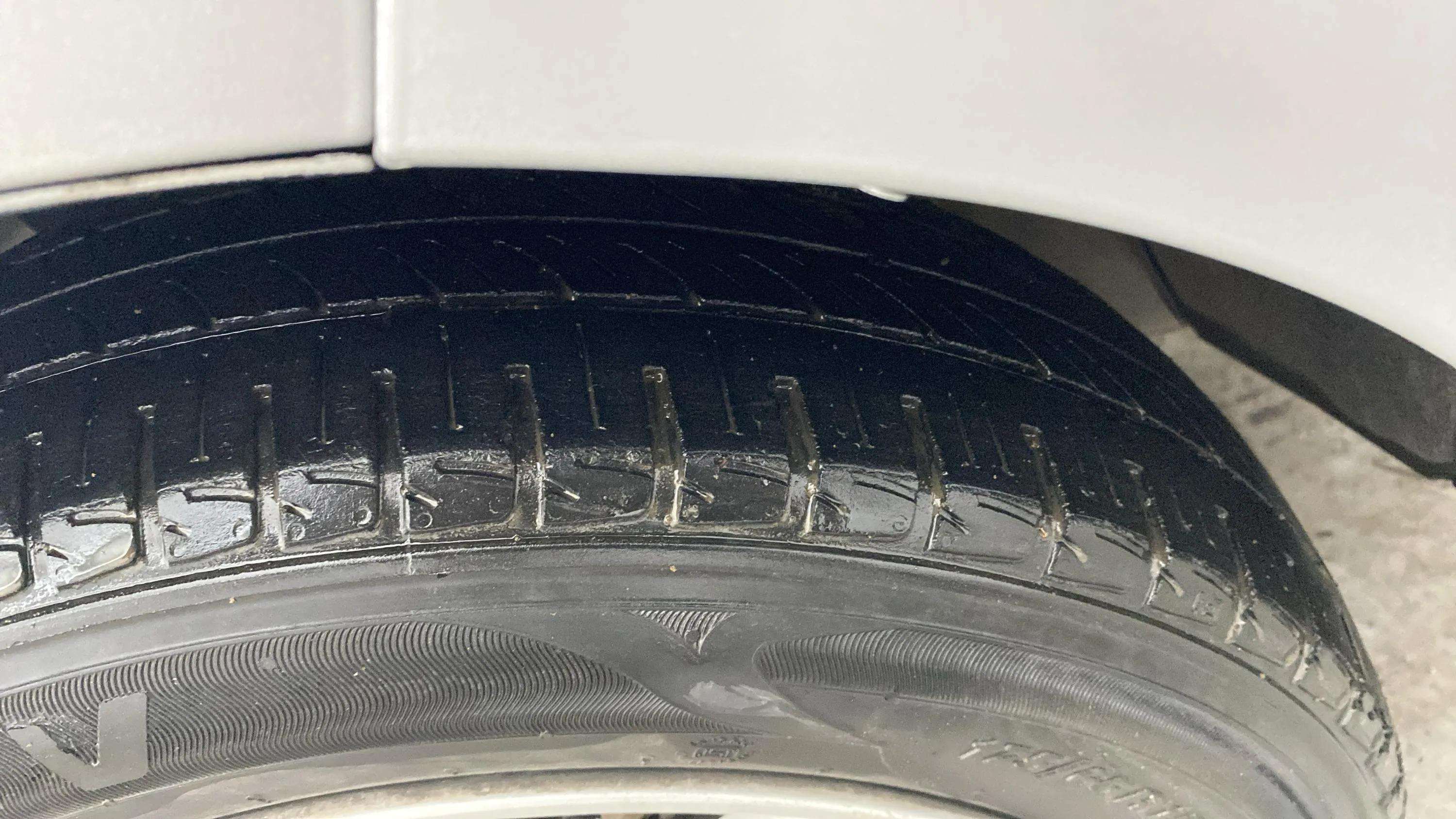 LHS-Rear-Tyre-Tread-21