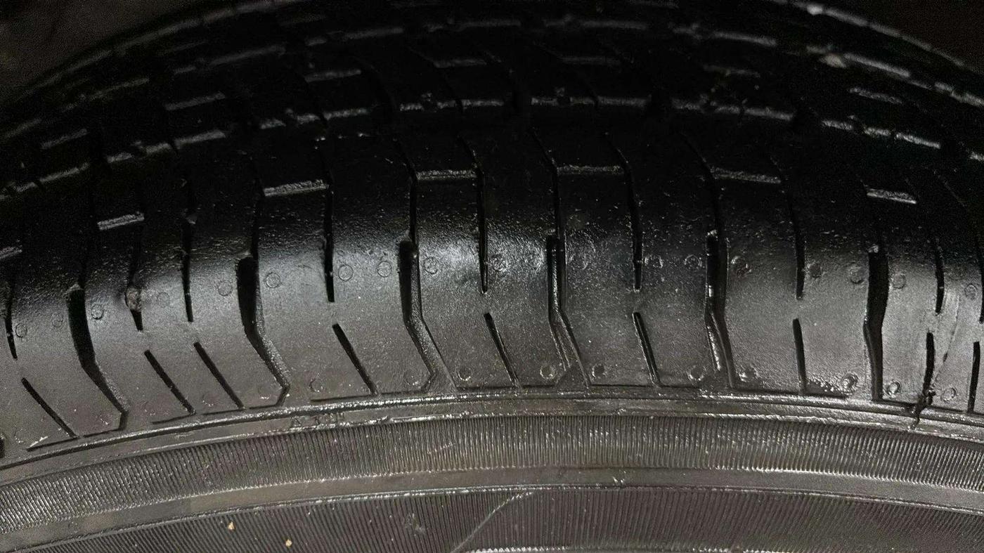 2015 Maruti Swift Dzire VXI, Petrol, Manual, 82,374 km, Left Front Tyre Tread