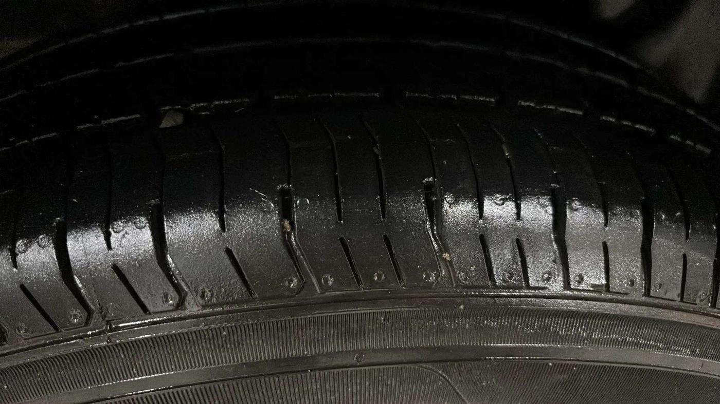 2015 Maruti Swift Dzire VXI, Petrol, Manual, 82,374 km, Right Rear Tyre Tread