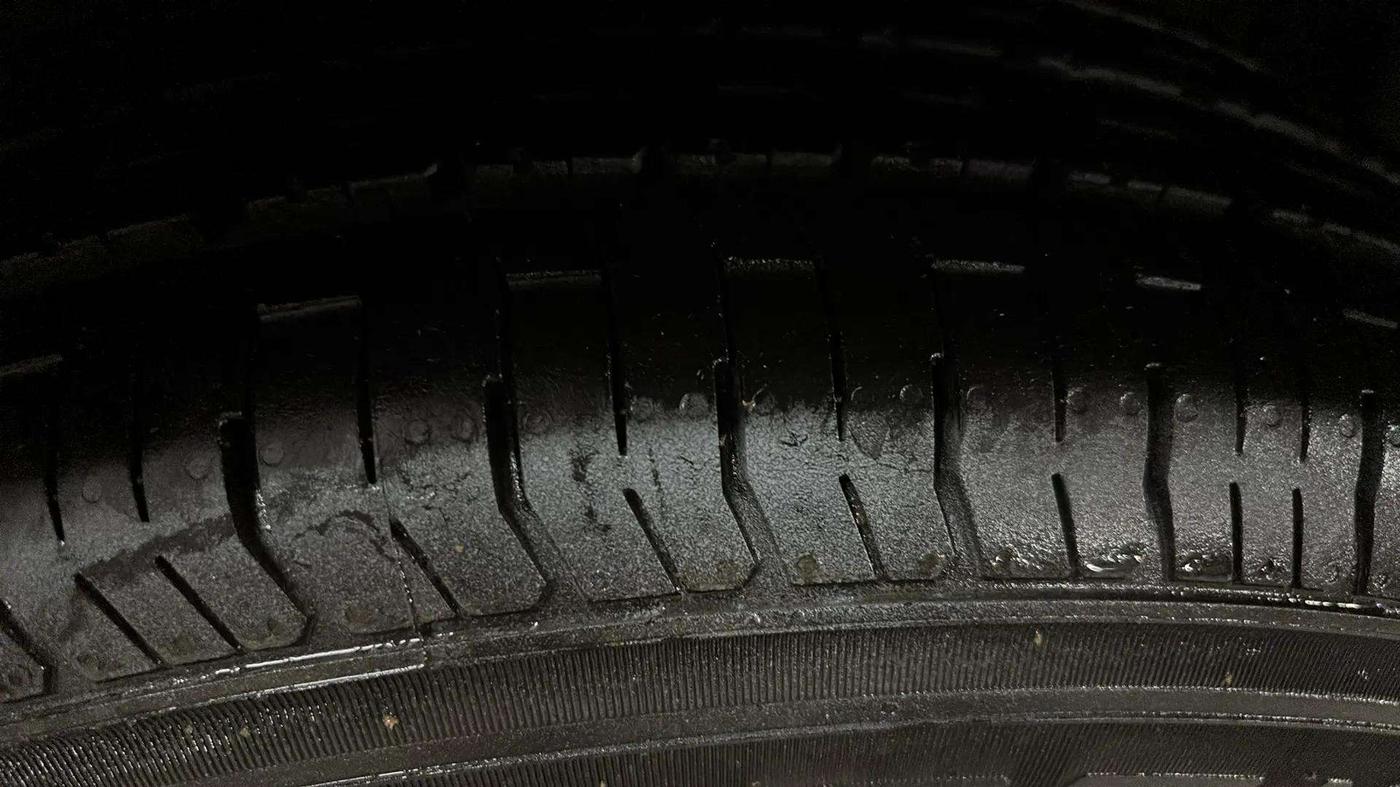 2015 Maruti Swift Dzire VXI, Petrol, Manual, 82,374 km, Right Front Tyre Tread