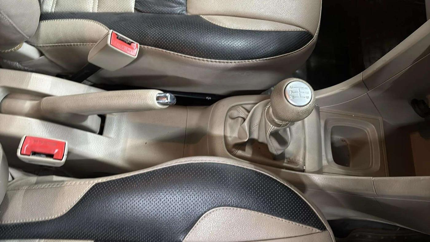 2015 Maruti Swift Dzire VXI, Petrol, Manual, 82,374 km, Gear Lever