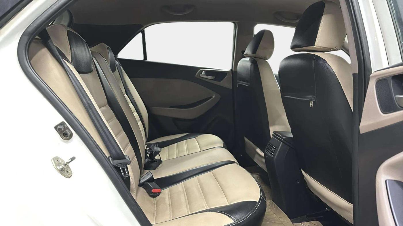 2019 Hyundai Elite i20 SPORTZ PLUS 1.2, Petrol, Manual, 29,838 km, Right Side Rear Door Cabin