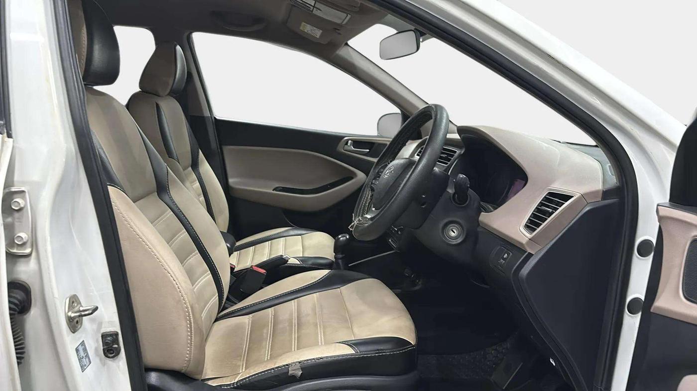2019 Hyundai Elite i20 SPORTZ PLUS 1.2, Petrol, Manual, 29,838 km, Right Side Front Door Cabin