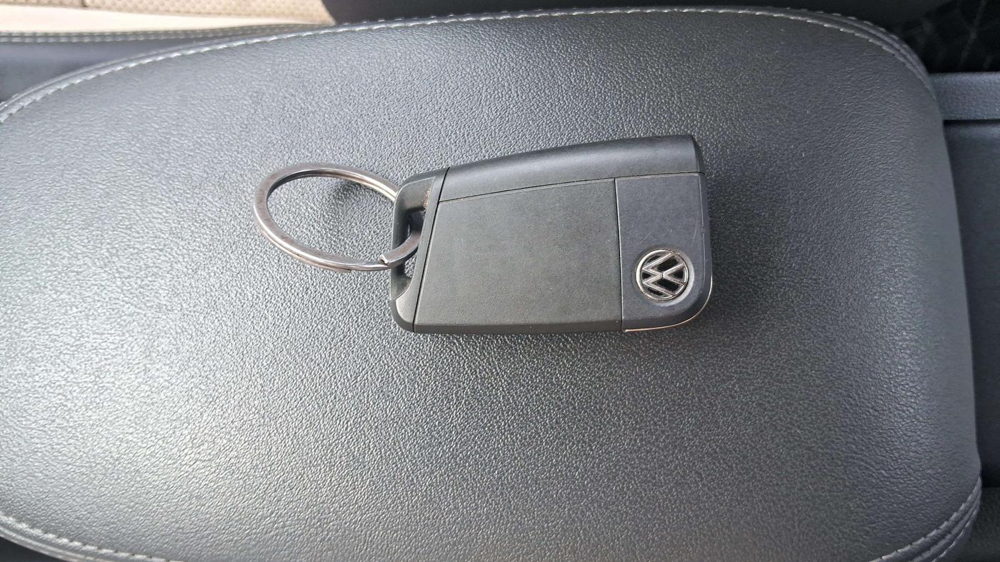 2022 Volkswagen VIRTUS TOPLINE TSI 1.0 MT, Petrol, Manual, 35,162 km, Key Close Up