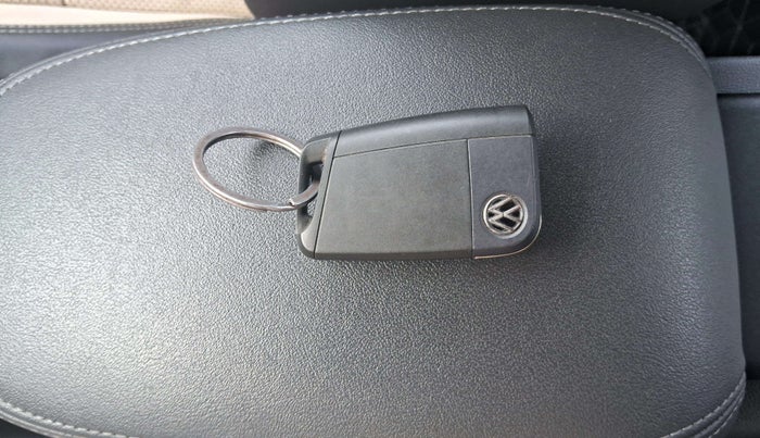 2022 Volkswagen VIRTUS TOPLINE TSI 1.0 MT, Petrol, Manual, 35,162 km, Key Close Up