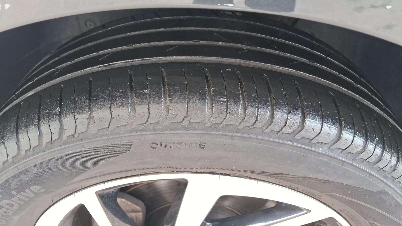 2022 Volkswagen VIRTUS TOPLINE TSI 1.0 MT, Petrol, Manual, 35,162 km, Left Front Tyre Tread