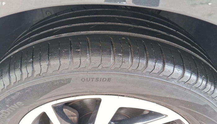 2022 Volkswagen VIRTUS TOPLINE TSI 1.0 MT, Petrol, Manual, 35,162 km, Left Front Tyre Tread