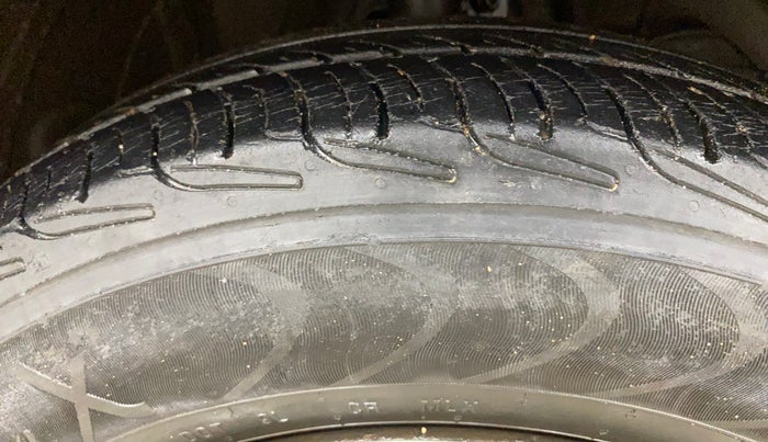 2023 Maruti Swift ZXI PLUS DUAL TONE, Petrol, Manual, 42,218 km, Right Front Tyre Tread