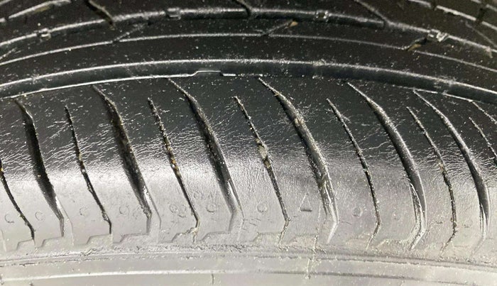 2021 Nissan MAGNITE XV PREMIUM TURBO CVT DUAL TONE, Petrol, Automatic, 20,842 km, Left Rear Tyre Tread