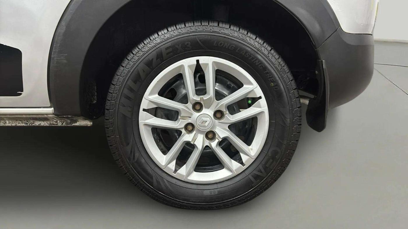 2022 Renault TRIBER RXT, Petrol, Manual, 23,620 km, Left Rear Wheel