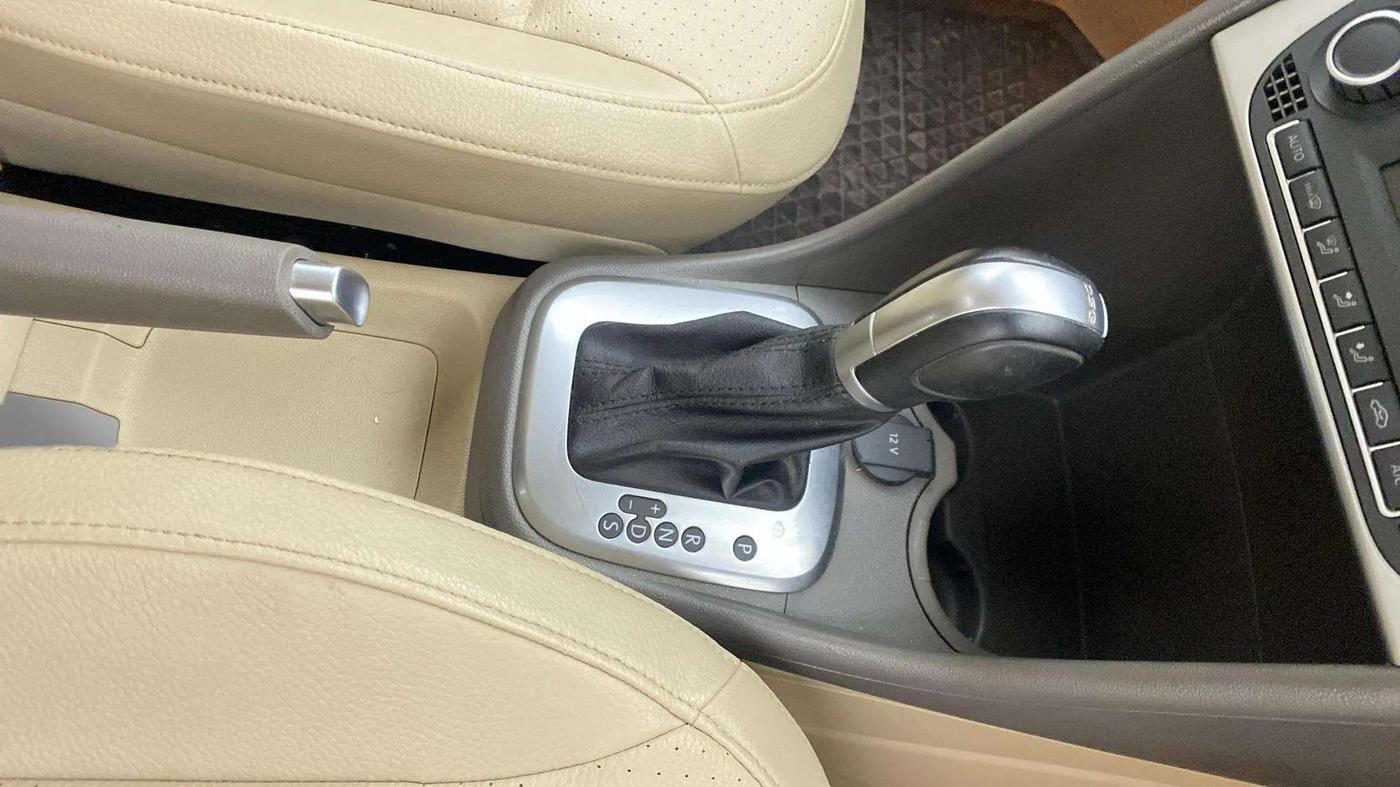 2017 Volkswagen Vento HIGHLINE PETROL AT, Petrol, Automatic, 54,354 km, Gear Lever
