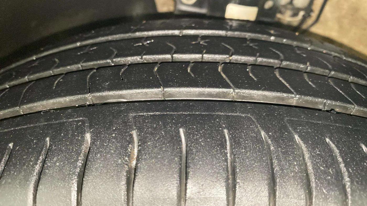 2017 Volkswagen Vento HIGHLINE PETROL AT, Petrol, Automatic, 54,354 km, Left Front Tyre Tread