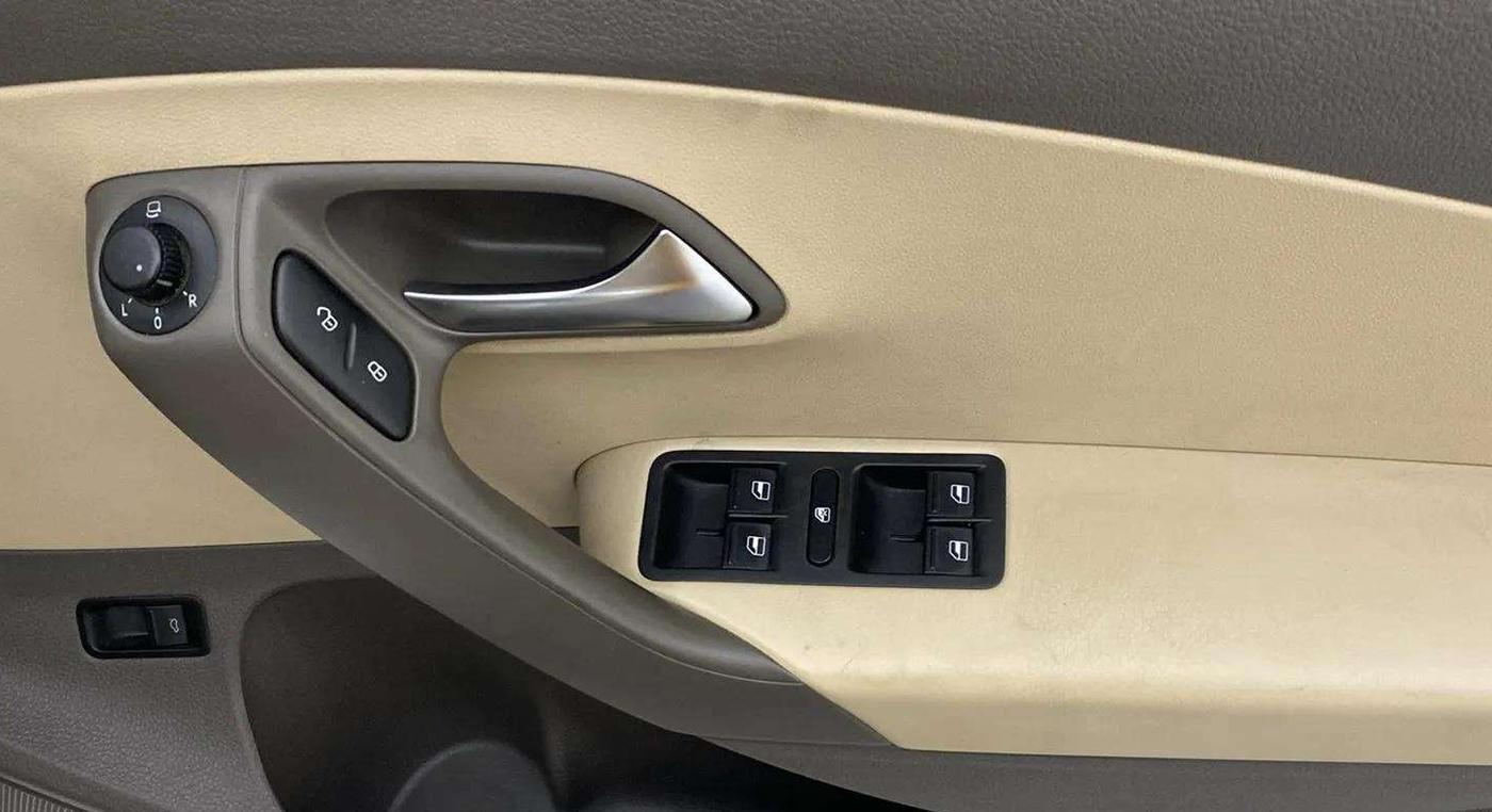 2017 Volkswagen Vento HIGHLINE PETROL AT, Petrol, Automatic, 54,354 km, Driver Side Door Panels Control