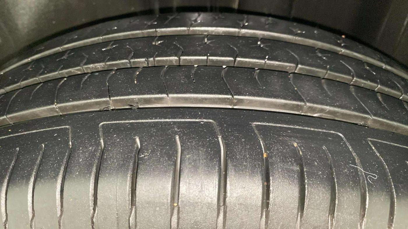 2017 Volkswagen Vento HIGHLINE PETROL AT, Petrol, Automatic, 54,354 km, Left Rear Tyre Tread