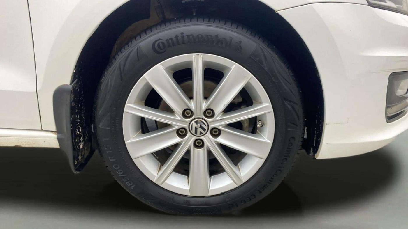 2017 Volkswagen Vento HIGHLINE PETROL AT, Petrol, Automatic, 54,354 km, Right Front Wheel