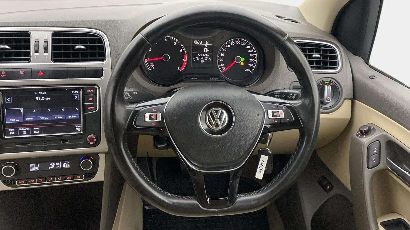 2017 Volkswagen Vento HIGHLINE PETROL AT, Petrol, Automatic, 54,354 km, Steering Wheel Close Up