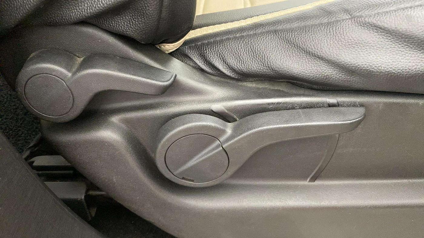 2019 Mahindra XUV500 W9, Diesel, Manual, 47,557 km, Driver Side Adjustment Panel