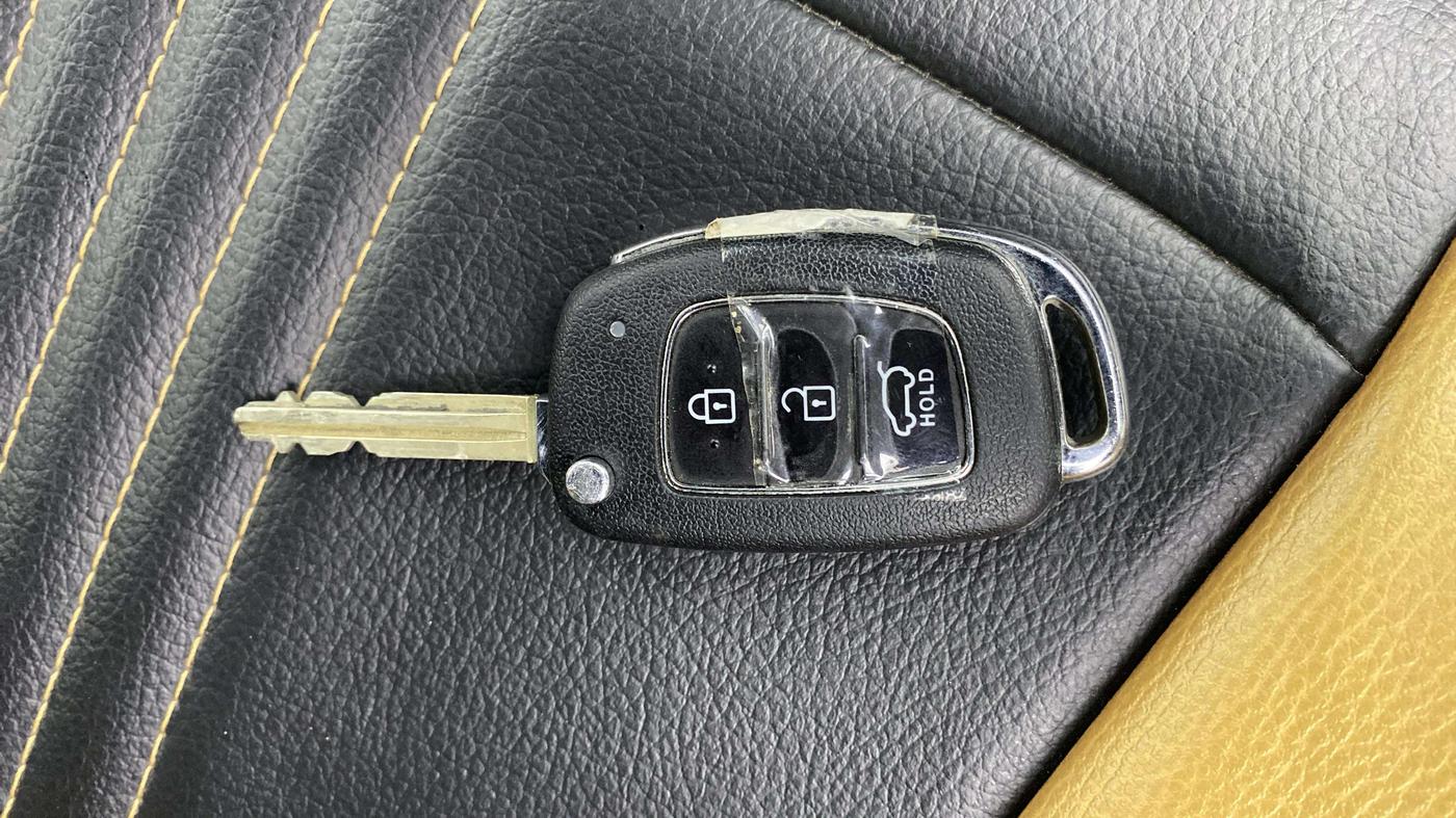 2019 Hyundai Elite i20 SPORTZ PLUS 1.2 DUAL TONE, Petrol, Manual, 41,978 km, Key Close Up