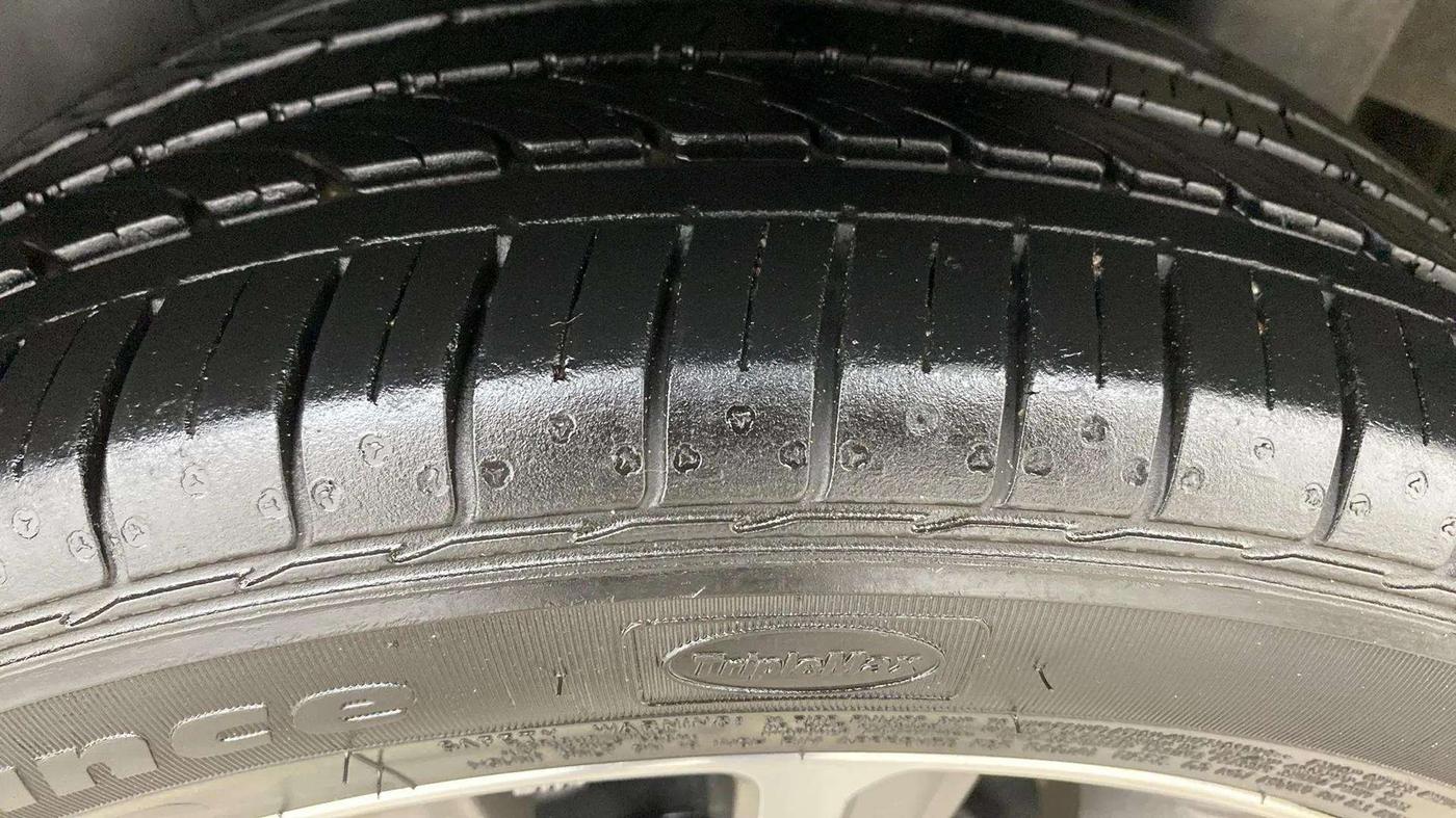 2020 Maruti Ciaz ALPHA  AT 1.5 SHVS PETROL, Petrol, Automatic, 16,826 km, Left Rear Tyre Tread
