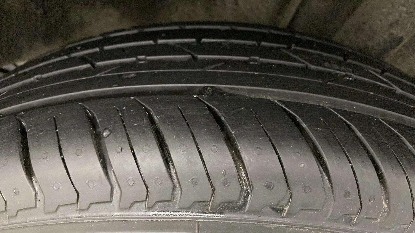 2024 Renault Kiger RXZ TURBO CVT, Petrol, Automatic, 1,702 km, Left Rear Tyre Tread