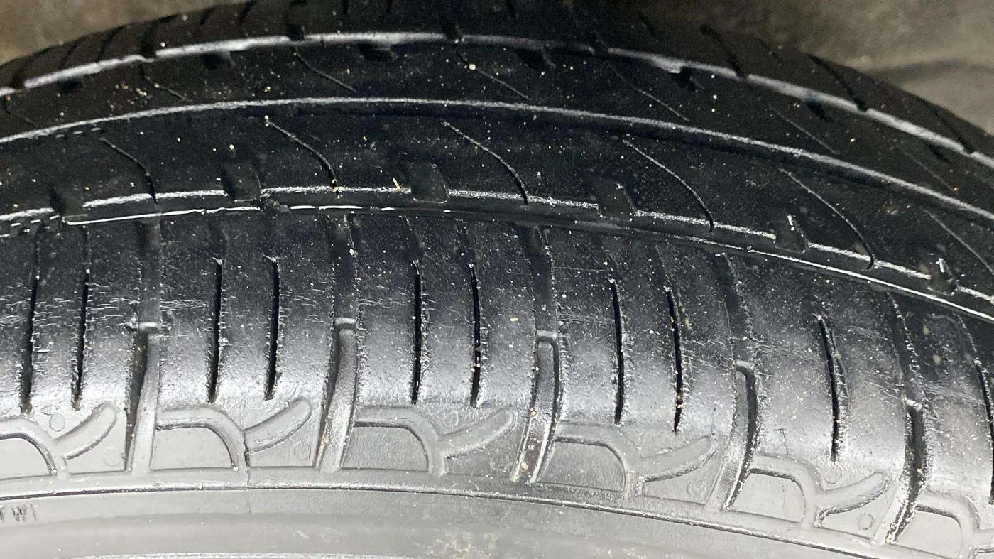 2015 Maruti Wagon R 1.0 VXI, Petrol, Manual, 72,372 km, Right Front Tyre Tread