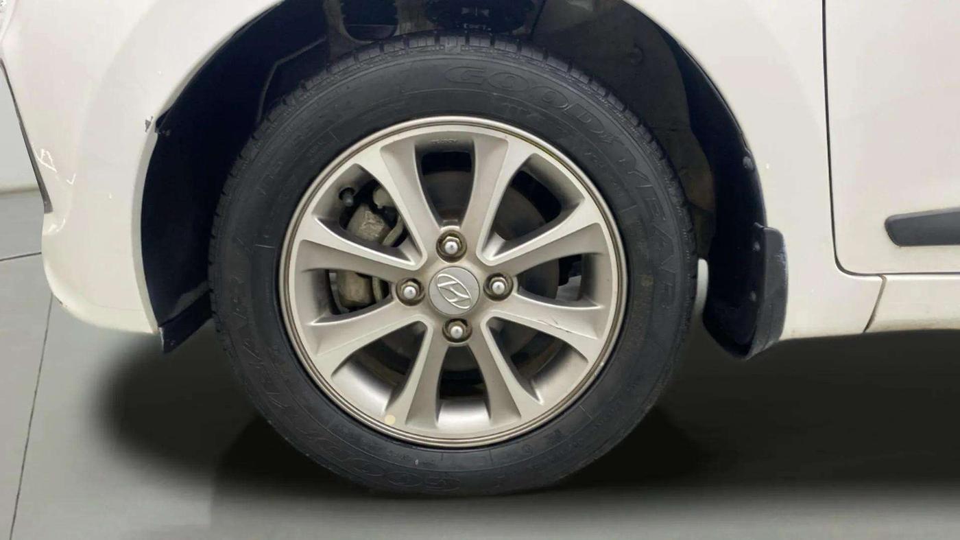 2016 Hyundai Grand i10 ASTA (O) AT 1.2 KAPPA VTVT, Petrol, Automatic, 24,261 km, Left Front Wheel