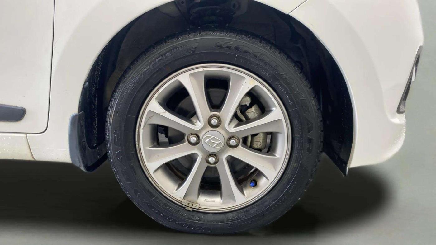2016 Hyundai Grand i10 ASTA (O) AT 1.2 KAPPA VTVT, Petrol, Automatic, 24,261 km, Right Front Wheel