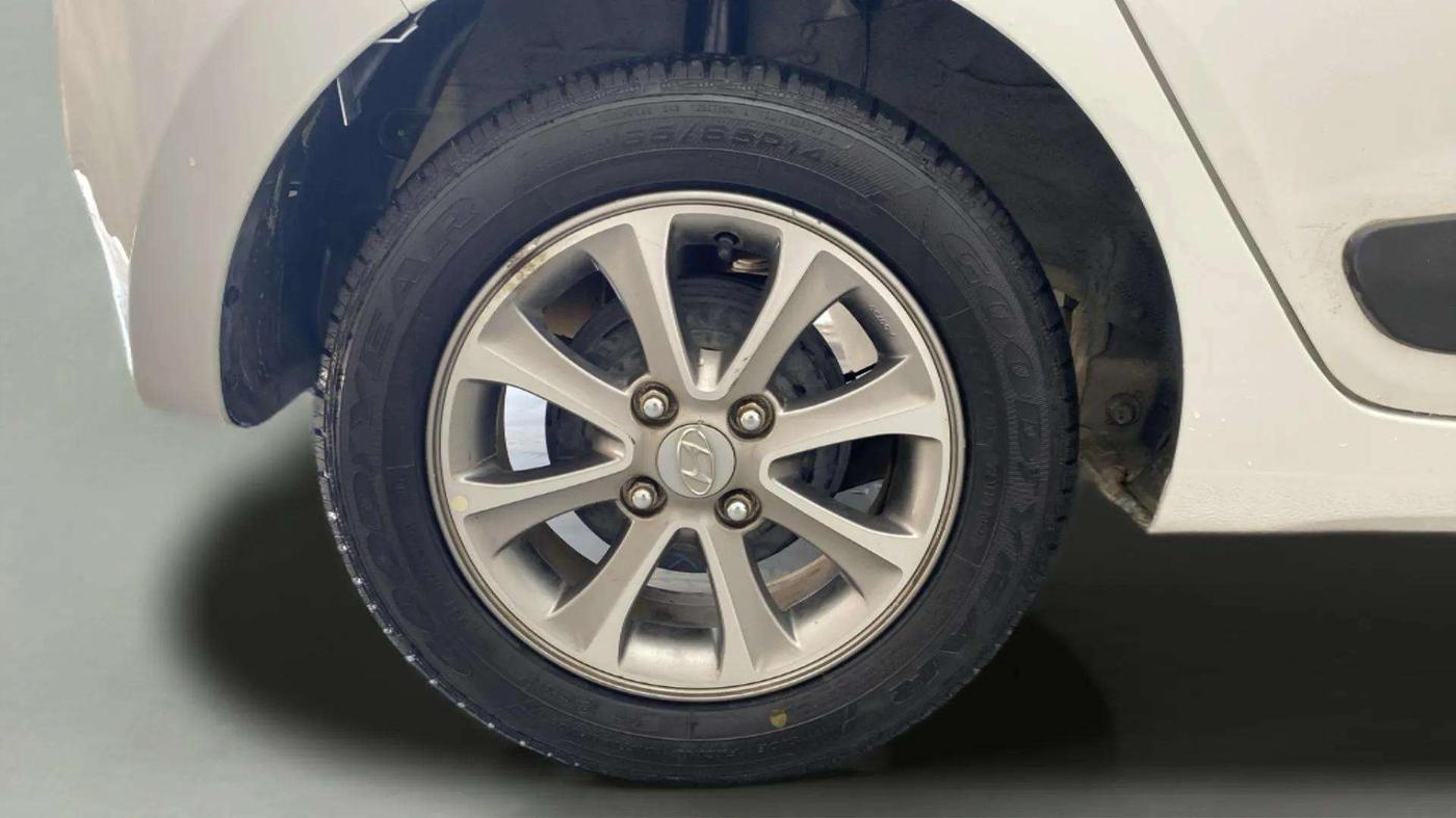2016 Hyundai Grand i10 ASTA (O) AT 1.2 KAPPA VTVT, Petrol, Automatic, 24,261 km, Right Rear Wheel