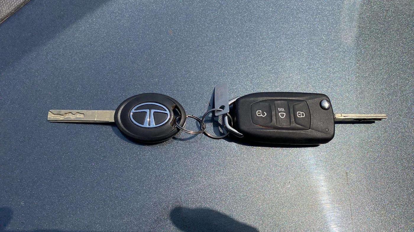 2024 Tata ALTROZ XM PLUS SUNROOF, Petrol, Manual, 3,141 km, Key Close Up