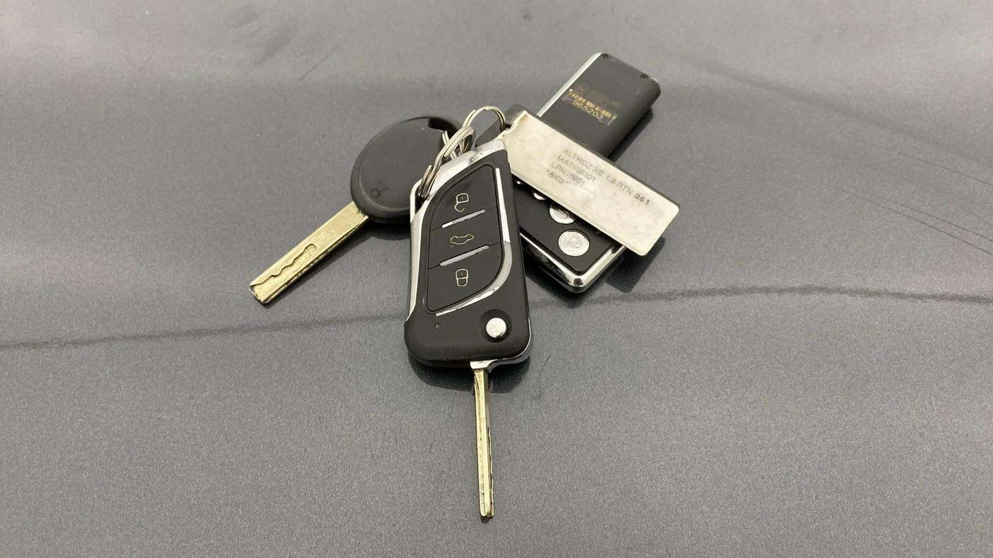 2020 Tata ALTROZ XE PETROL, Petrol, Manual, 59,618 km, Key Close Up