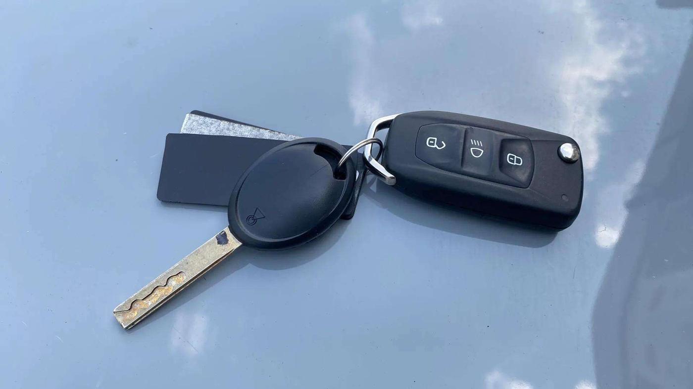 2023 Tata NEXON PURE SUNROOF 1.2 PETROL, Petrol, Manual, 24,847 km, Key Close Up