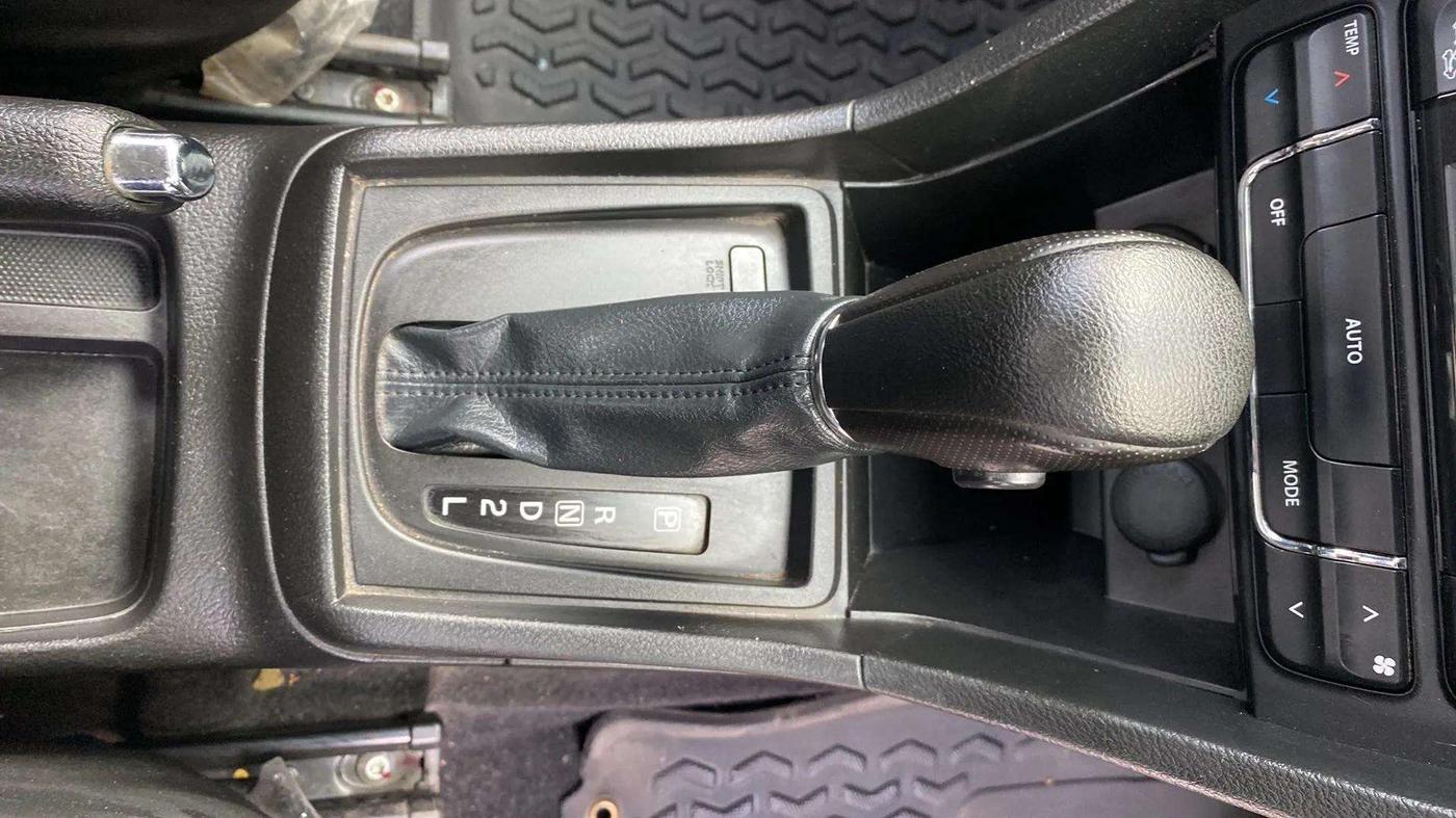 2022 Maruti BREZZA ZXI + AT SMART HYBRID, Petrol, Automatic, 26,636 km, Gear Lever
