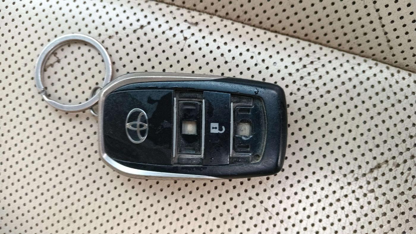 2016 Toyota Camry HYBRID, Hybrid, Automatic, 69,246 km, Key Close Up