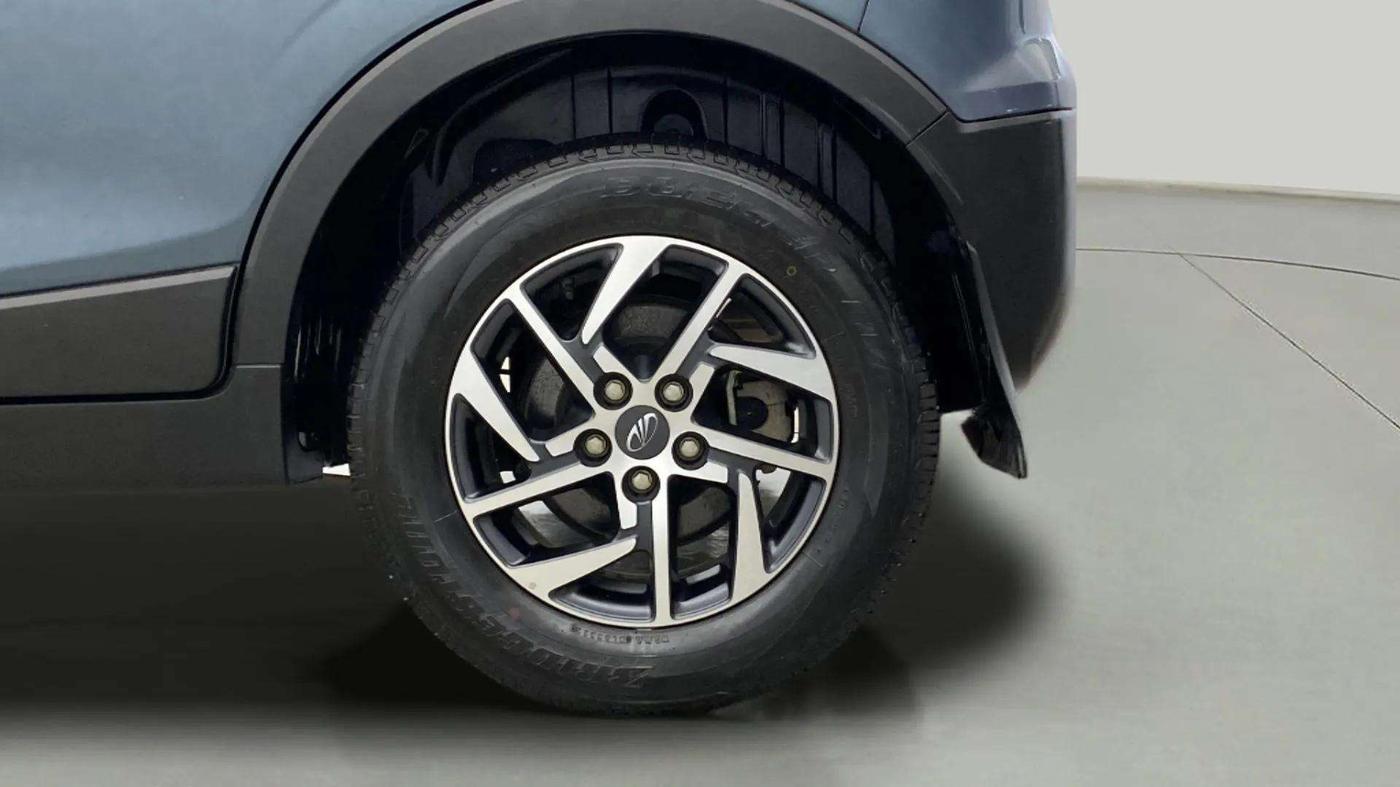 2022 Mahindra XUV300 W8 (O) 1.2 PETROL AMT, Petrol, Automatic, 6,079 km, Left Rear Wheel