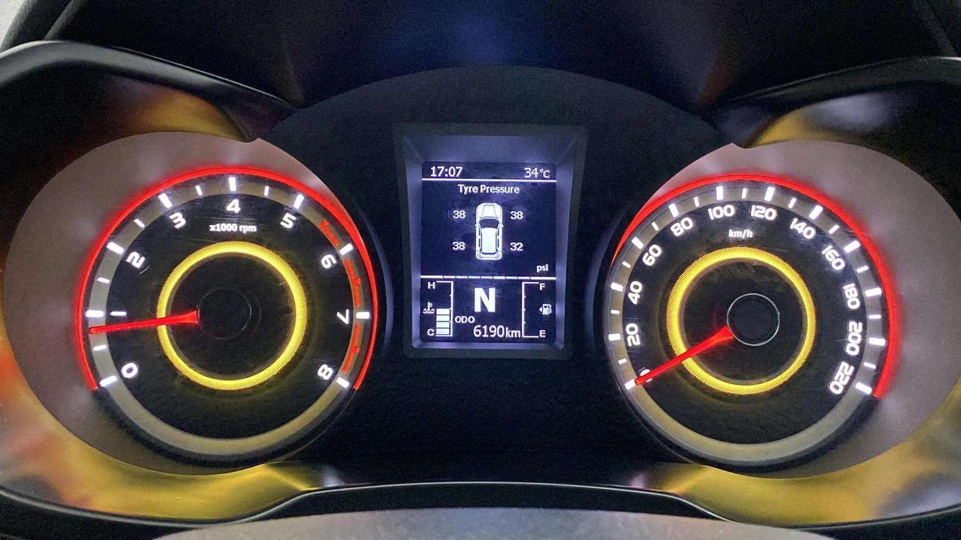 2022 Mahindra XUV300 W8 (O) 1.2 PETROL AMT, Petrol, Automatic, 6,079 km, Odometer Image