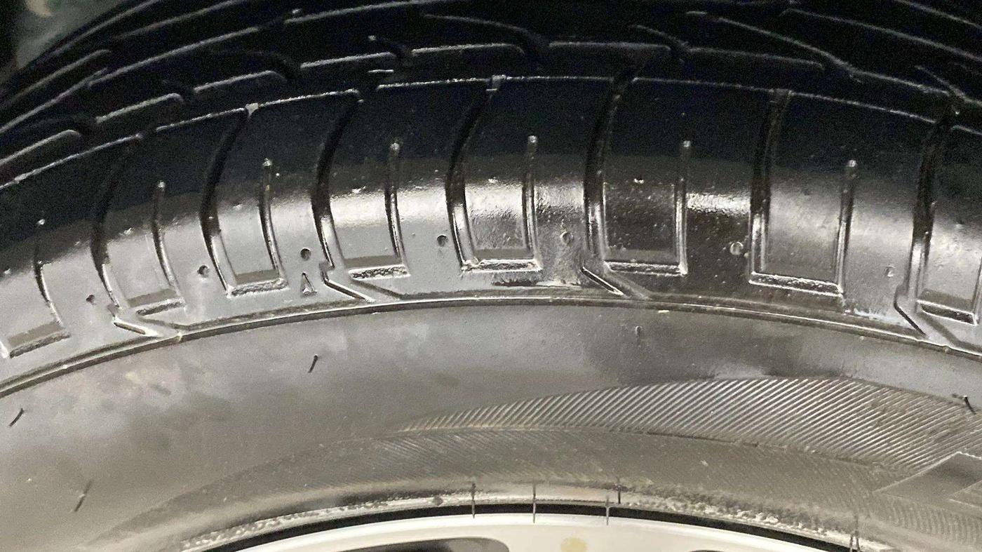 2022 Mahindra XUV300 W8 (O) 1.2 PETROL AMT, Petrol, Automatic, 6,079 km, Left Rear Tyre Tread