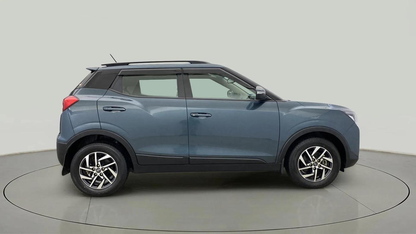 2022 Mahindra XUV300 W8 (O) 1.2 PETROL AMT, Petrol, Automatic, 6,079 km, Right Side View