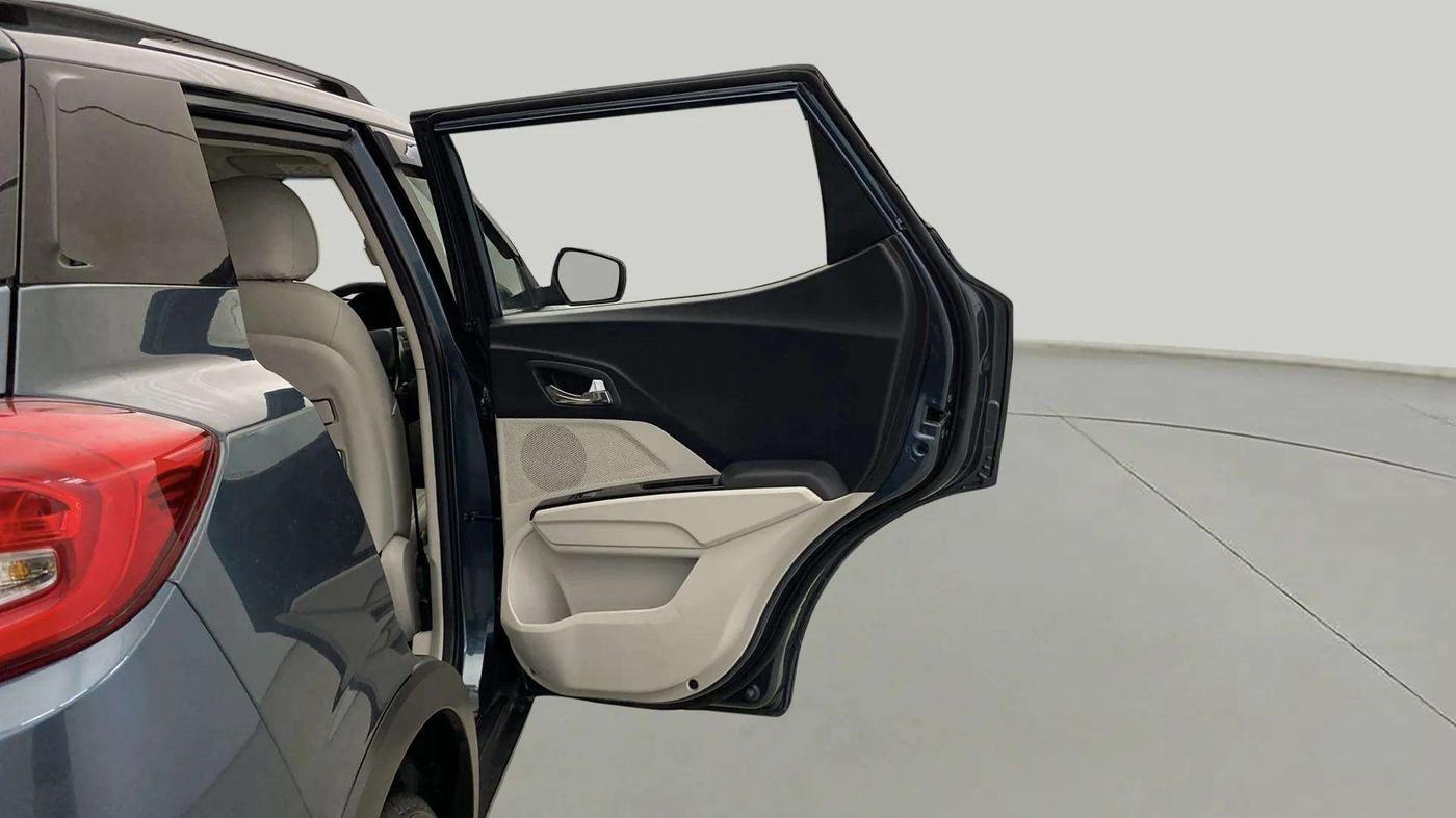 2022 Mahindra XUV300 W8 (O) 1.2 PETROL AMT, Petrol, Automatic, 6,079 km, RHS Rear Door