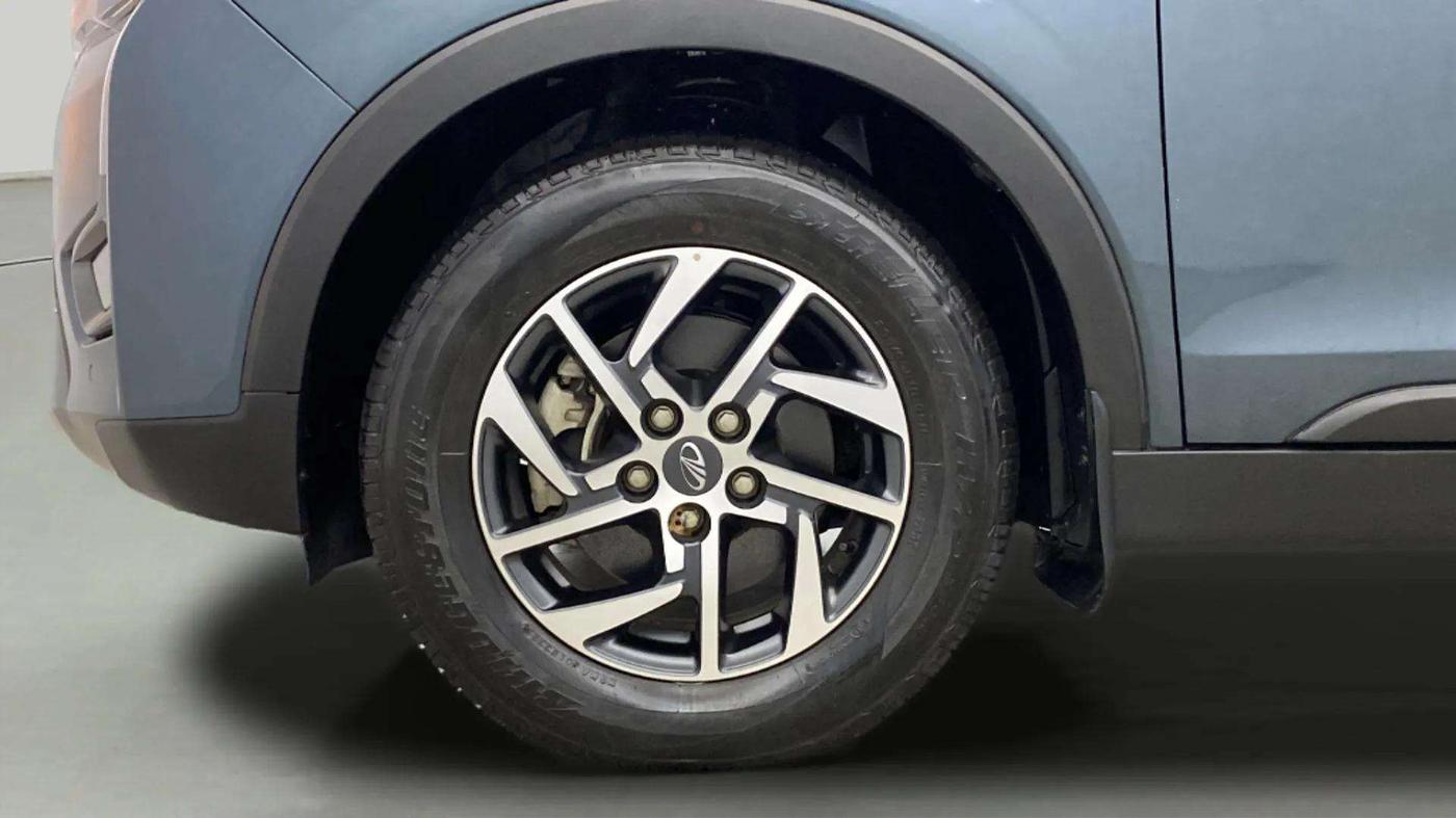 2022 Mahindra XUV300 W8 (O) 1.2 PETROL AMT, Petrol, Automatic, 6,079 km, Left Front Wheel
