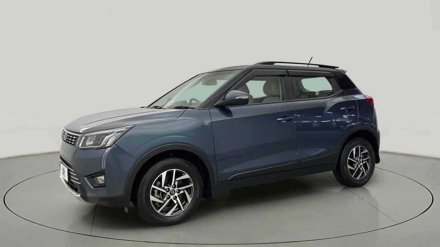 2022 Mahindra XUV300 W8 (O) 1.2 PETROL AMT, Petrol, Automatic, 6,079 km, Left Front Diagonal