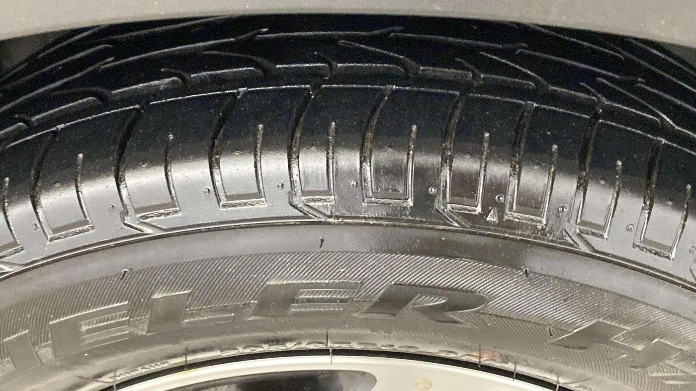 2022 Mahindra XUV300 W8 (O) 1.2 PETROL AMT, Petrol, Automatic, 6,079 km, Right Front Tyre Tread