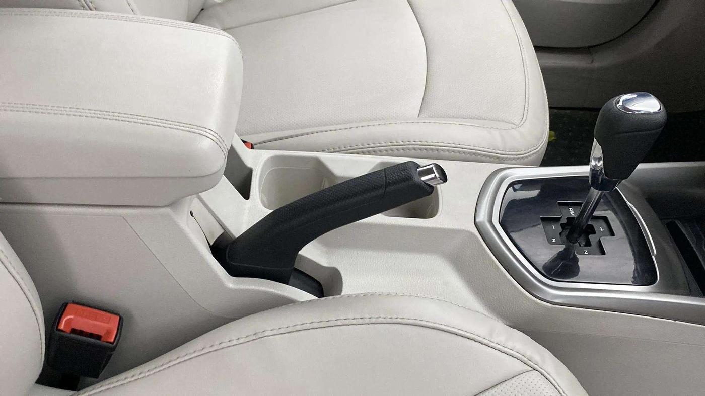 2022 Mahindra XUV300 W8 (O) 1.2 PETROL AMT, Petrol, Automatic, 6,079 km, Gear Lever