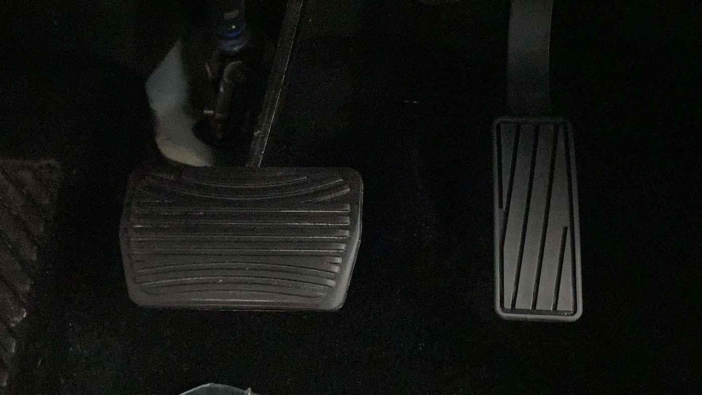 2022 Mahindra XUV300 W8 (O) 1.2 PETROL AMT, Petrol, Automatic, 6,079 km, Pedals