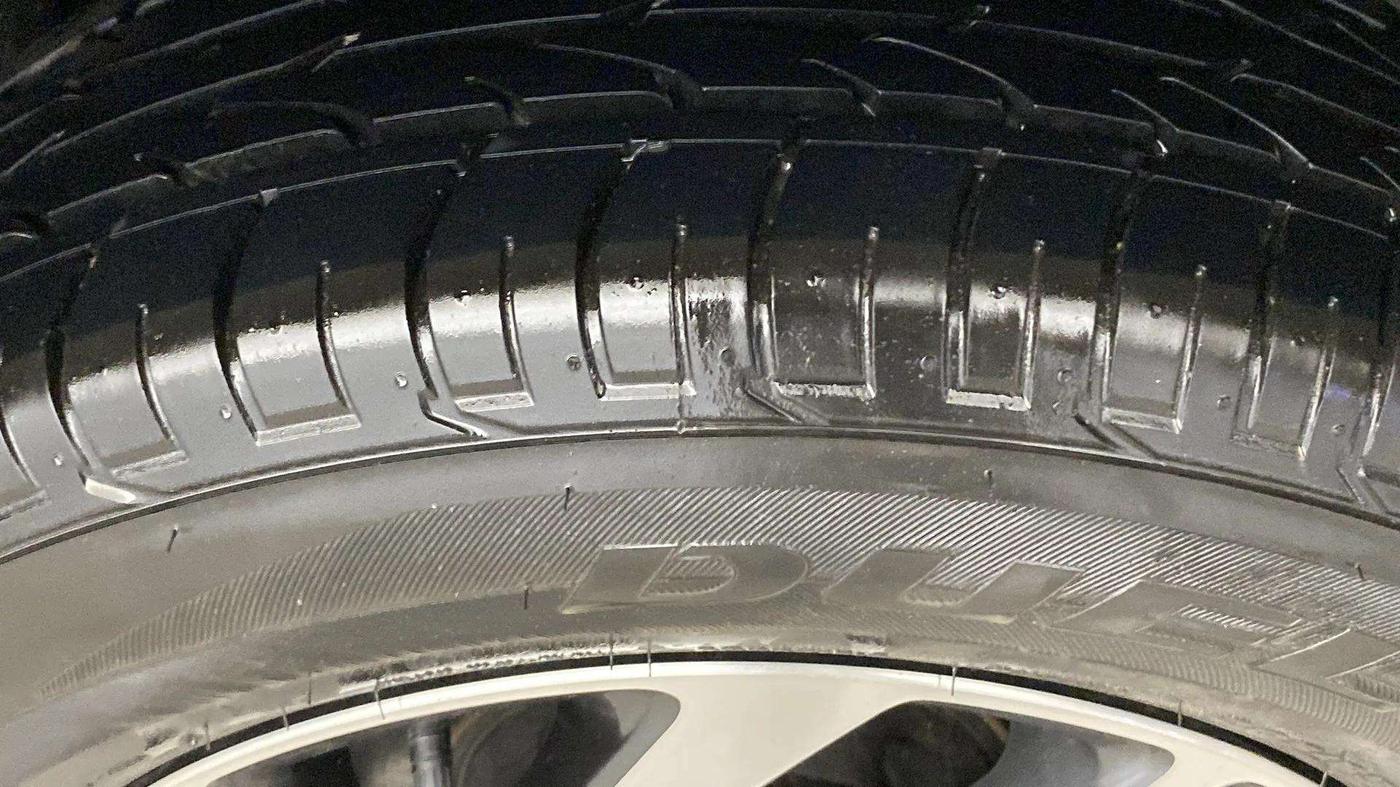 2022 Mahindra XUV300 W8 (O) 1.2 PETROL AMT, Petrol, Automatic, 6,079 km, Right Rear Tyre Tread