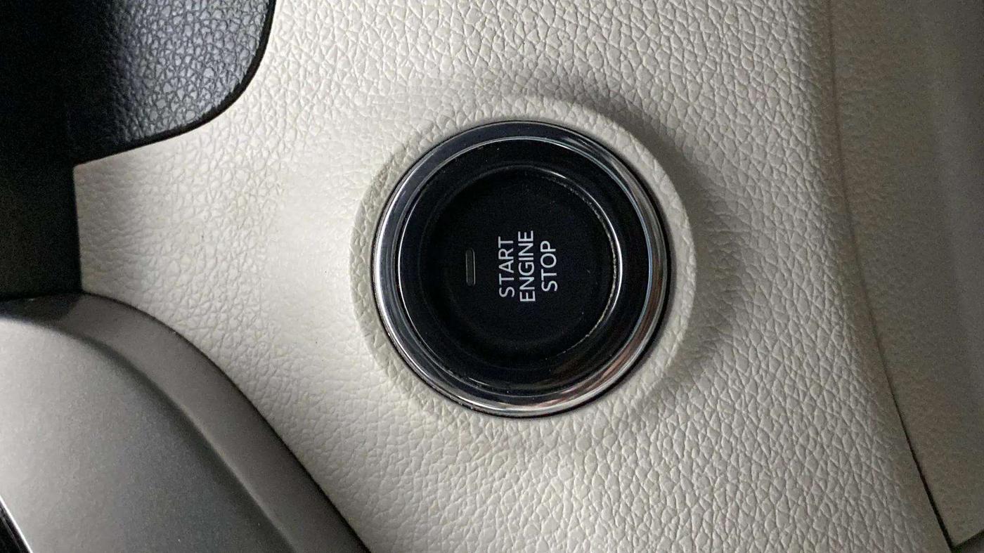 2022 Mahindra XUV300 W8 (O) 1.2 PETROL AMT, Petrol, Automatic, 6,079 km, Keyless Start/ Stop Button
